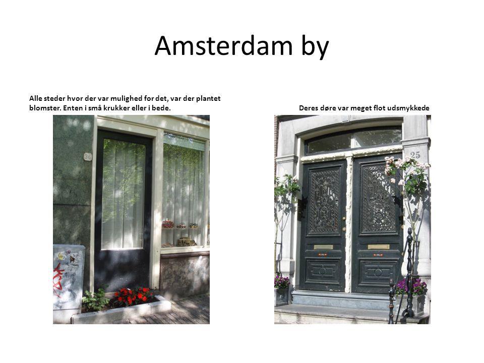 Amsterdam by Alle steder hvor der var mulighed for det, var der plantet blomster.