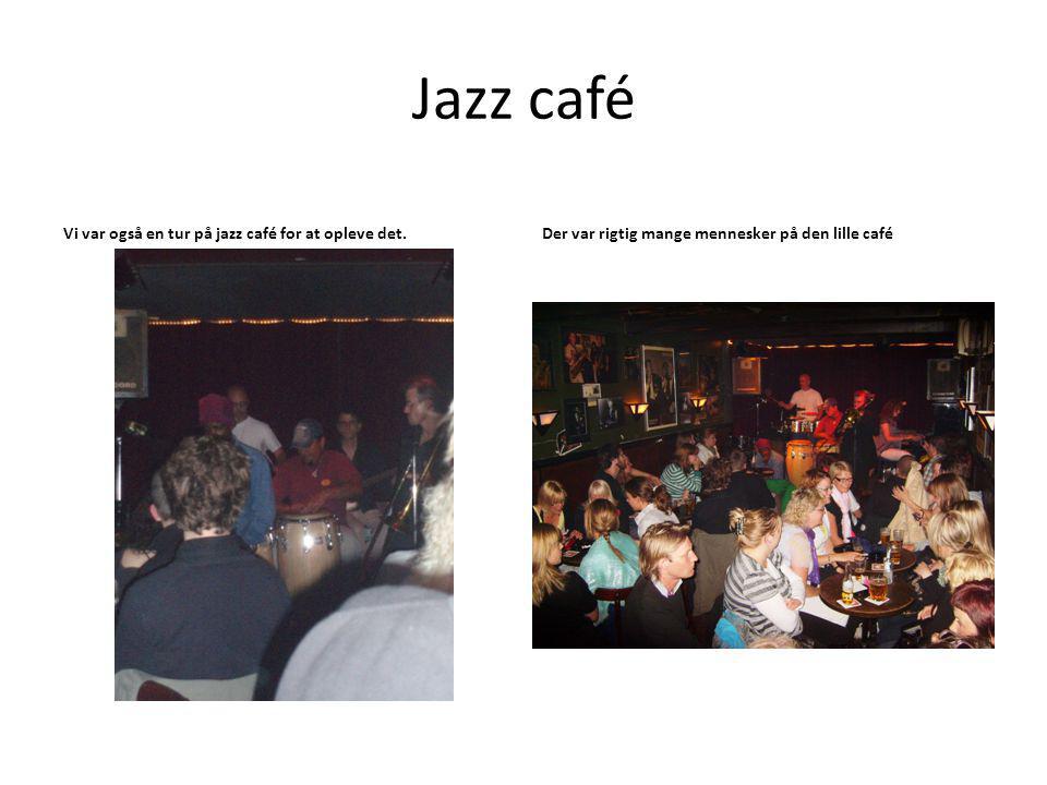 Jazz café Vi var også en tur på jazz café for at opleve det.Der var rigtig mange mennesker på den lille café