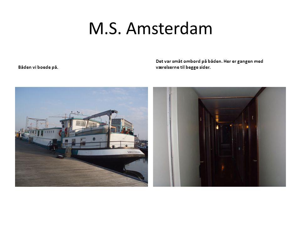 M.S. Amsterdam Båden vi boede på. Det var småt ombord på båden.